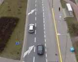 Znak jazdy na suwak informuje kierowców o konieczności zjeżdżania na sąsiedni pas.