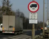 Znak zakazu ruchu dla ciężarówek powyżej 18t w określonych godzinach. Czy ciężarówki mogą jeździć w niedzielę? Ten znak odpowiada.