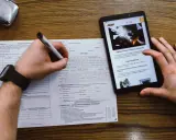 Wniosek o prawo jazdy, kurs na prawo jazdy online. Dokumenty i tablet z informacjami o kursach.