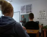 Nauka do egzaminu na prawo jazdy 3 miesiące przed 18. Uczniowie słuchają wykładu o przepisach drogowych.
