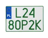 Profesjonalne tablice rejestracyjne z zielonymi znakami i symbolem Unii Europejskiej. Numer rejestracyjny L24 80P2K.