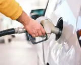 Dłoń tankuje samochód. Czy to tsi silnik benzyna czy diesel?