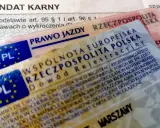 Prawo jazdy i dowód rejestracyjny. Czy przy odbiorze dowodu rejestracyjnego trzeba oddać tymczasowy? Dokumenty są kluczowe.