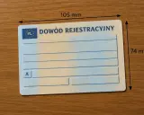 Dowód rejestracyjny ma wymiary 105 mm x 74 mm.