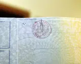 Pieczątka urzędowa na dokumencie, która może oznaczać zatrzymanie dowodu rejestracyjnego.