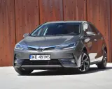 Szary sedan Toyota Corolla 1.6 benzyna, zapytaj o spalanie.