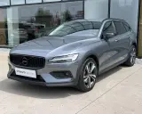 Szary Volvo V60 Cross Country. Zastanawiasz się, jaki silnik wybrać? Ten model to świetny wybór na rodzinne wypady.