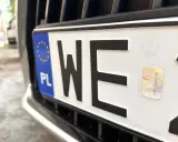 Zbliżenie na polską tablicę rejestracyjną z literami "WE". Ciekawi Cię, ile się czeka na tablice rejestracyjne?