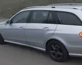 Srebrne kombi Mercedes W212 na czarnych felgach. Zastanawiasz się, jaki silnik wybrać do tego modelu?
