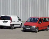 Dwa busy Mercedes-Benz Vito, jeden biały, drugi czerwony, stoją obok siebie. Czy to właśnie ten bus osobowy jest najmniej awaryjny?
