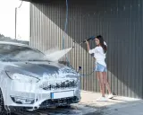 Jak korzystać z myjni ręcznej? Poradnik: lśniące auto bez błędów.