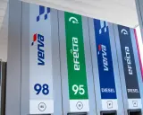 Stacja paliw z dystrybutorami Verve i eFecta 95. Widoczne oznaczenia 98, 95 i Diesel.