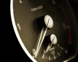 Zbliżenie na deskę rozdzielczą: wskaźnik paliwa Diesel na 1/2, obok obrotomierz.