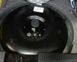 Przygotowania do wymiany butli LPG samemu. Widać narzędzia i pustą butlę w bagażniku.