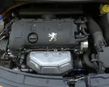 Silnik Peugeota 207. Jaki silnik wybrać? Widok na jednostkę napędową z logo lwa.