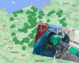Mapa Polski z zaznaczonymi stacjami paliw i cenami. W tle widać dystrybutor paliwa. Sprawdź aktualną cng cenę!