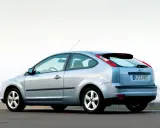 Srebrny Ford Focus Mk2 2.0 benzyna z widocznym z tyłu, gotowy do podróży nad morze.
