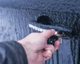 Zamarznięty zamek? Jak zabezpieczyć auto przed mrozem krok po kroku