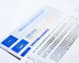 Karta przedsiębiorcy do tachografu, obok prawa jazdy i wydruku z tachografu.