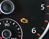 Żółta kontrolka silnika, znana jako kontrolka sondy lambda, świeci się na desce rozdzielczej.
