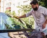 Wosk z samochodu: Jak usunąć go bez szkody dla lakieru?