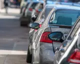 Rzędy samochodów na ulicy. Zastanawiasz się, dlaczego samochodu nie ma w Cepik? Może to stary model, albo został wyrejestrowany.