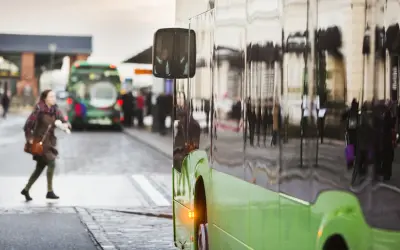 Kobieta biegnie do autobusu kategorii pojazdu n3.