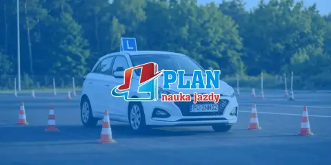 Biały samochód z literą "L" na dachu i pachołkami na placu manewrowym. To idealne miejsce na praktyczny egzamin na prawo jazdy.