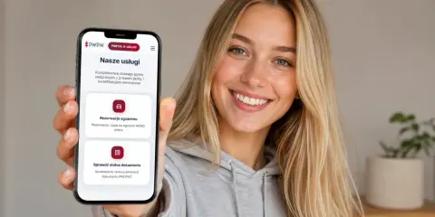 Uśmiechnięta kobieta trzyma telefon z aplikacją PWPW. Na ekranie widać opcję "Rezerwacja egzaminu" i "Zapis na egzamin WORD online".
