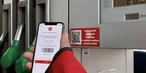 Na stacji Orlen, telefon z aplikacją ORLEN Pay pokazuje kupon na sok. Gdzie kupić orlen e-toll? Tutaj płacisz telefonem!