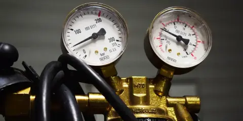 Dwa manometry wskazują nieprawidłowe ciśnienie, co może być objawem uszkodzonego reduktora LPG.