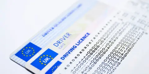 Brytyjskie prawo jazdy za granicą i wydruk z tachografu. Dokumenty niezbędne do podróży i pracy kierowcy.
