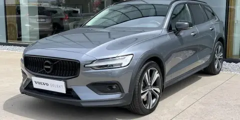 Szary Volvo V60 Cross Country. Zastanawiasz się, jaki silnik wybrać? Ten model to świetny wybór na rodzinne wypady.