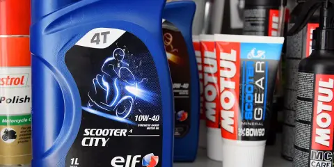 Olej Elf Scooter City 10W-40 do silników skuterów 4T. Idealny do maxi skuterów, zapewnia ochronę i wydajność.