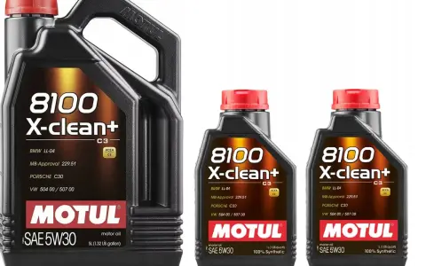 Trzy opakowania oleju silnikowego Motul 8100 X-clean+ SAE 5W30. Wybór między Motul czy Valvoline? Ten olej to świetna opcja.