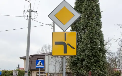 Znak "ustąp pierwszeństwa" i znak informujący o skrzyżowaniu. Czy jadąc drogą z pierwszeństwem trzeba włączać kierunkowskaz? Tak, zawsze!