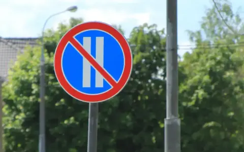 Znak zakazu postoju. Uważaj, bo to zakazy dla ciężarówek, nie wolno tu parkować.