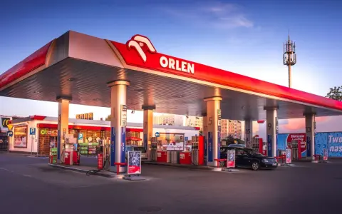 Stacja Orlen z dystrybutorami verva diesel i benzyny. W tle McDonald's i budynki mieszkalne.