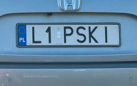 Rejestracja L1 PSKI na samochodzie.