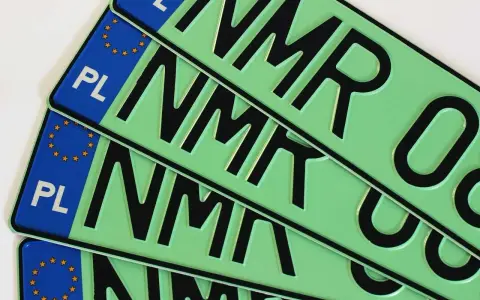 Kilka zielonych tablic rejestracyjnych z literami "NMR" i cyframi "0". Co to za rejestracja?