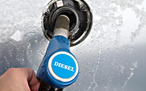 Zimowe objawy złej jakości paliwa diesel: zamarznięty wlew paliwa i niepewność tankowania.