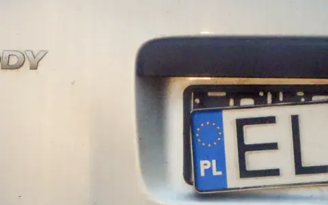 Widok na tył samochodu z widocznym fragmentem tablicy rejestracyjnej "EL". Litery "DY" na karoserii sugerują model pojazdu.