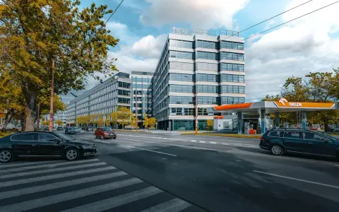 Nowoczesne biurowce i stacja Orlen. Można tu zatankować paliwo za punkty, oszczędzając na podróży.