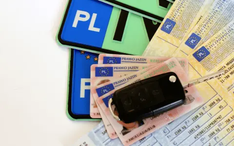 Kluczyki do samochodu, polskie tablice rejestracyjne i kilka praw jazdy. Płatność za prawo jazdy przy odbiorze.