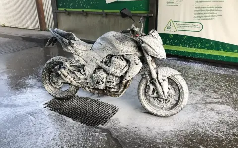 Motocykl pokryty pianą na myjni. Czy na myjni można płacić kartą? Tak, instrukcja informuje o płatności kartą.