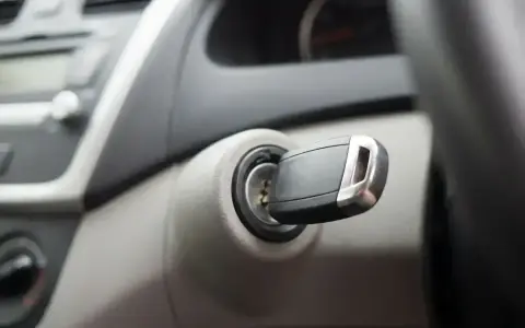 Kluczyk w stacyjce, silnik diesla nie odpala. To może być słaby akumulator objawy diesel.