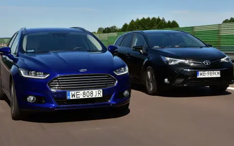 Niebieski Ford i czarny Toyota jadą po drodze. Kiedy można wyprzedzać z prawej strony? Na autostradzie, gdy lewy pas jest wolniejszy.