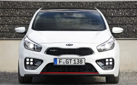 Biała Kia Ceed 1.6 benzyna z czarnym dachem i sportowym grillem.