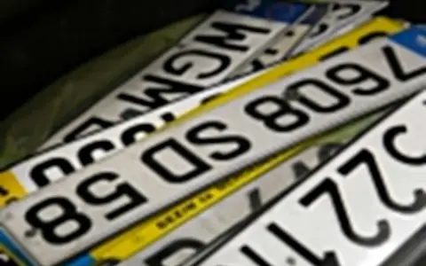 Stos tablic rejestracyjnych, w tym numerów z oznaczeniem "89 DS 58". To miejsce, gdzie czeka rejestracja py.