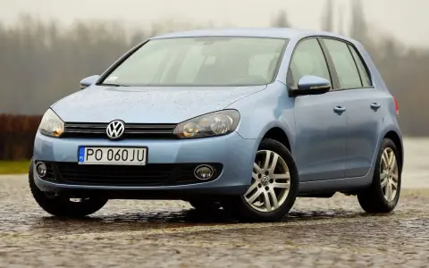 Niebieski Golf 6 na mokrej nawierzchni. Zastanawiasz się, jaki silnik benzynowy wybrać do tego modelu?